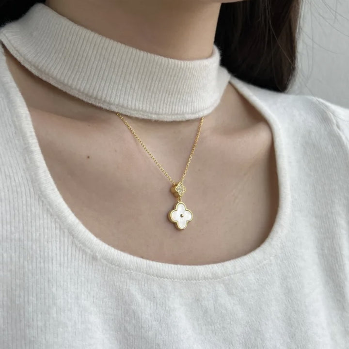 Pendentif Trèfle Enchaîné