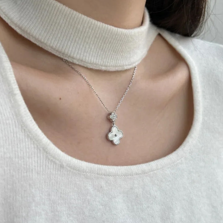 Pendentif Trèfle Enchaîné